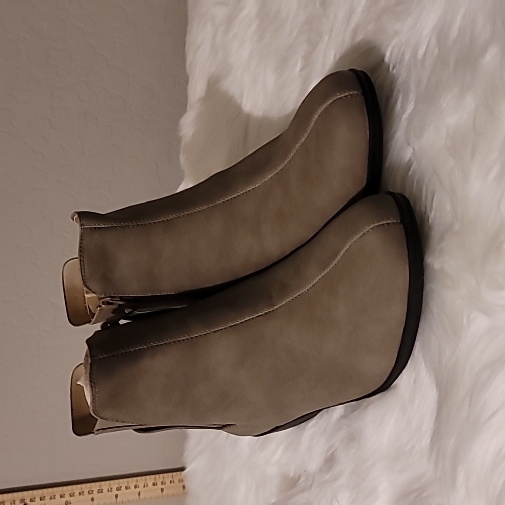 292) Izzy Womens Faux Leather Zip Side Ankle Boots size 10W